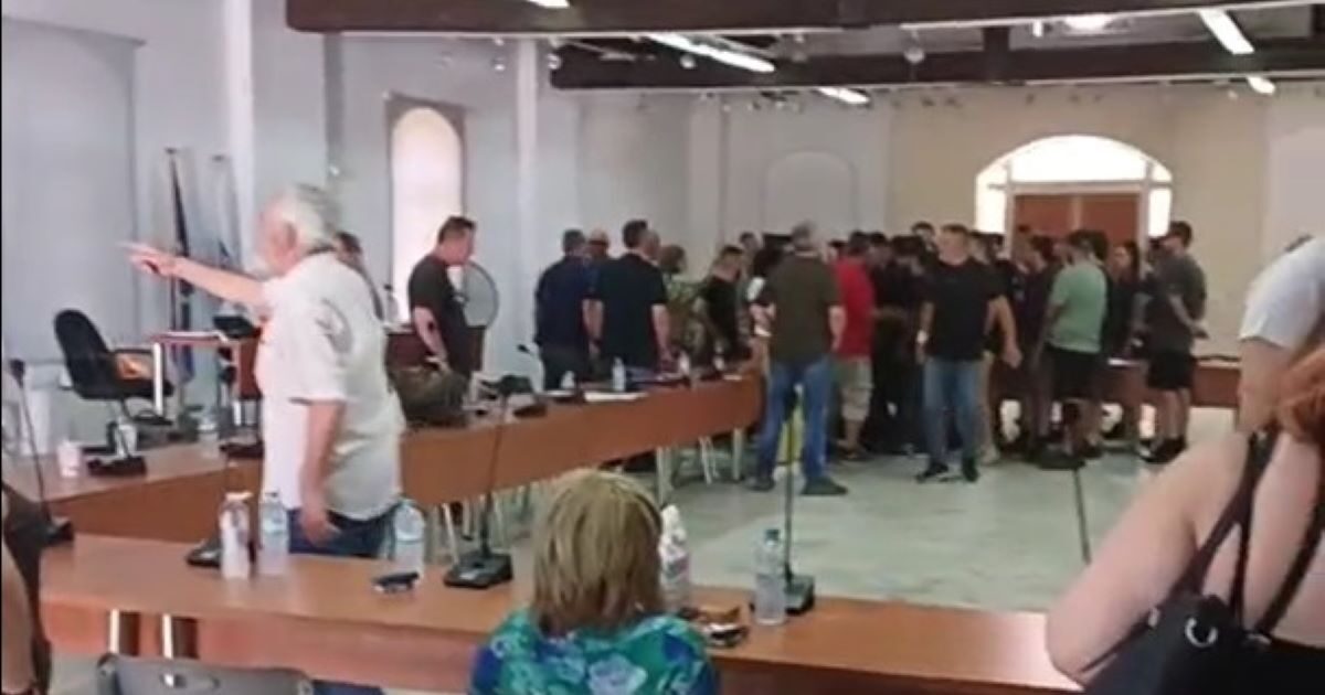 Λαύριο: Επεισοδιακό δημοτικό συμβούλιο με παρέμβαση του Ρουβίκωνα
