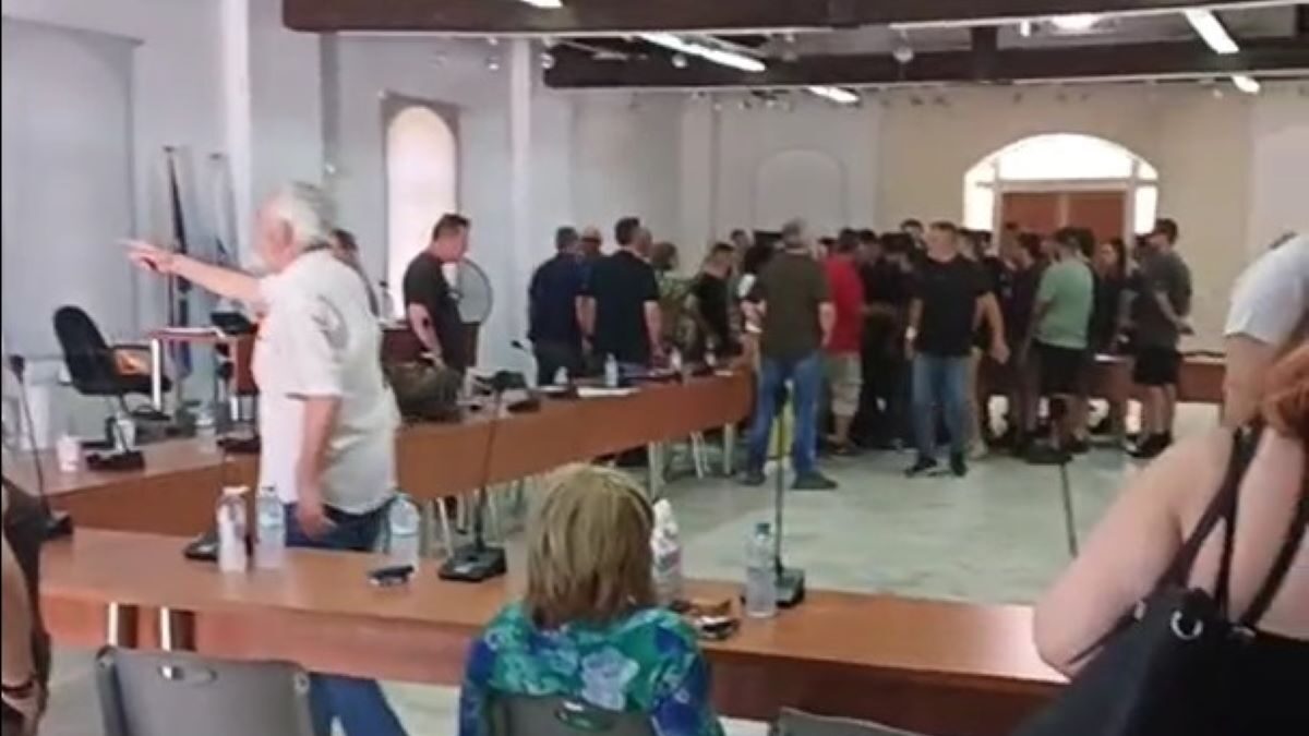 Μέλη του Ρουβίκωνα στη συνεδρίαση του δημοτικού συμβουλίου Λαυρίου