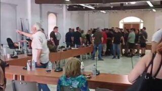 Μέλη του Ρουβίκωνα στη συνεδρίαση του δημοτικού συμβουλίου Λαυρίου