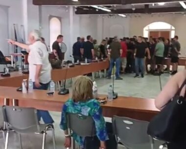 Μέλη του Ρουβίκωνα στη συνεδρίαση του δημοτικού συμβουλίου Λαυρίου