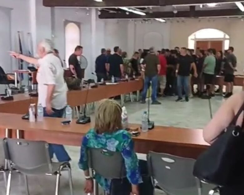 Λαύριο: Επεισοδιακό δημοτικό συμβούλιο με παρέμβαση του Ρουβίκωνα