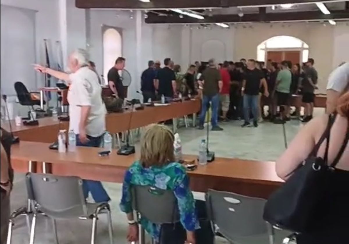 Μέλη του Ρουβίκωνα στη συνεδρίαση του δημοτικού συμβουλίου Λαυρίου