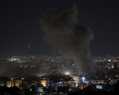 Καπνός μετά από ισραηλινό χτύπημα στα νότια προάστια της Βηρυτού