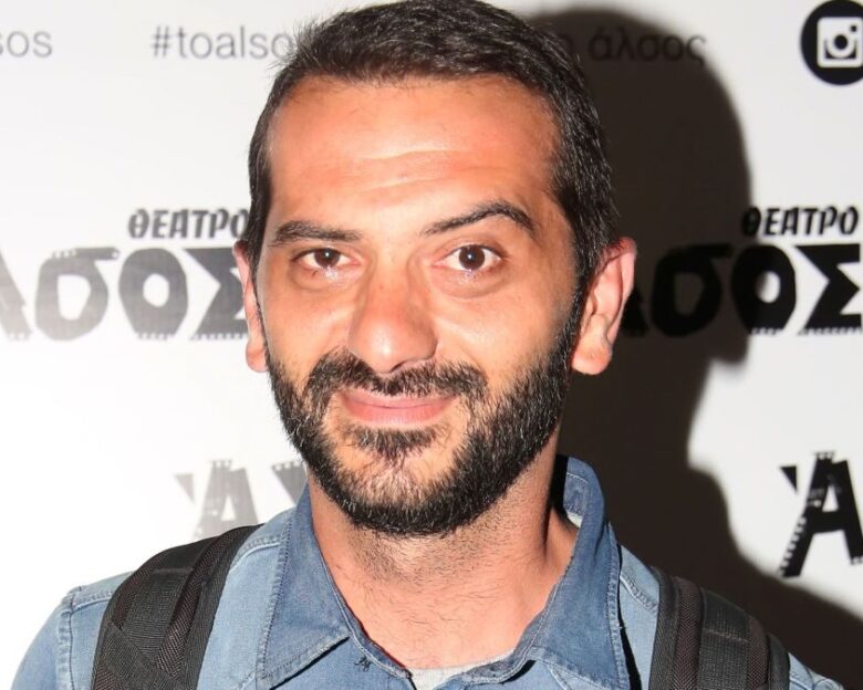 Ο Λεωνίδας Κουτσόπουλος και ο 2,5 ετών γιος του, Κίμωνας, έχτισαν σπιτάκι στον κήπο τους