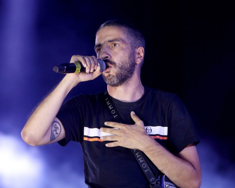 Ο ΛΕΞ γράφει ξανά ιστορία: Sold out η συναυλία του στο ΟΑΚΑ – Πάνω από 60.000 άνθρωποι απολαμβάνουν το «φαινόμενο»