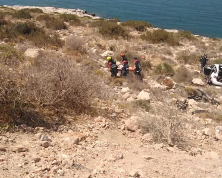 Αυτοκίνητο έπεσε στον γκρεμό στα Λιμανάκια Βουλιαγμένης μετά από τροχαίο – Απεγκλωβίστηκαν δύο ηλικιωμένοι