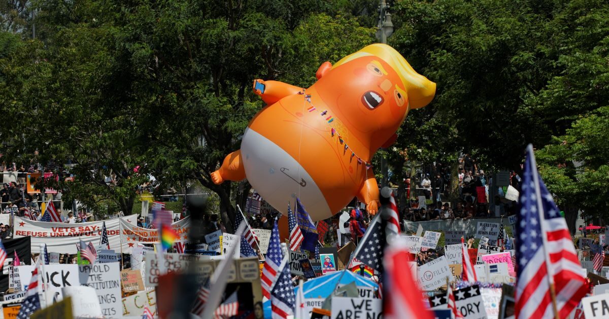 USA: Mass Demonstrations “Without Kings” at 2,000 points just before the magnificent Trump parade