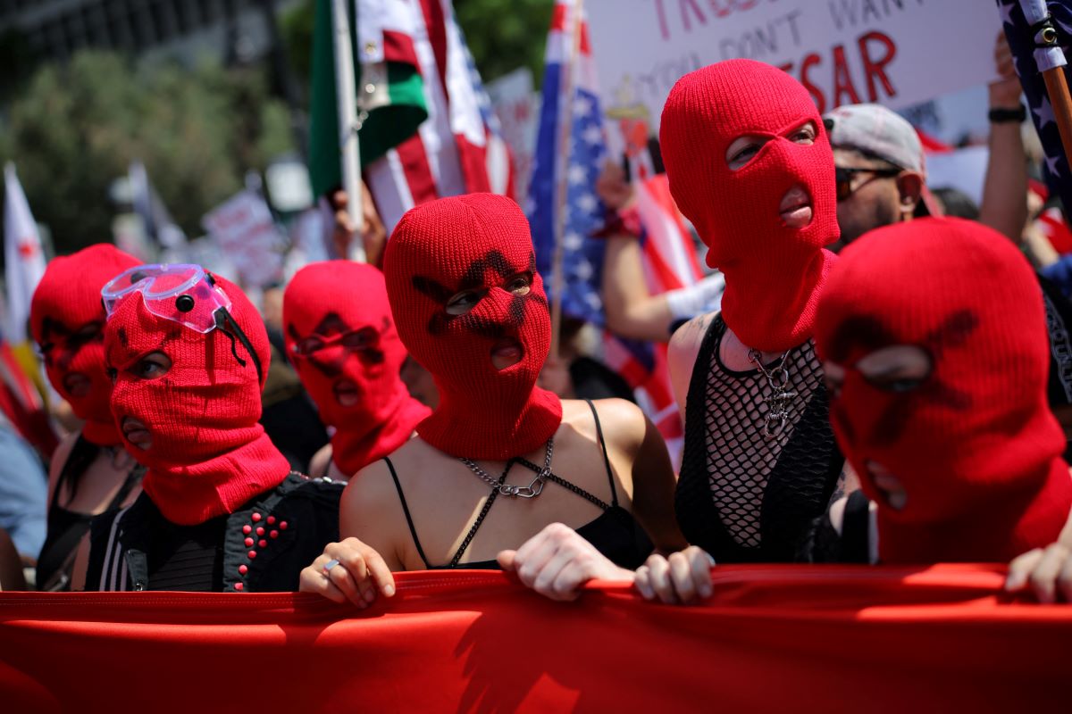 Ευφάνταστοι διαδηλωτές κατά του Τραμπ, στο Λος Άντζελες