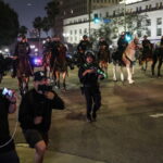 Μέλη των δυνάμεων επιβολής του νόμου επιχειρούν καθώς συνεχίζονται οι διαμαρτυρίες στο κέντρο του Λος Άντζελες