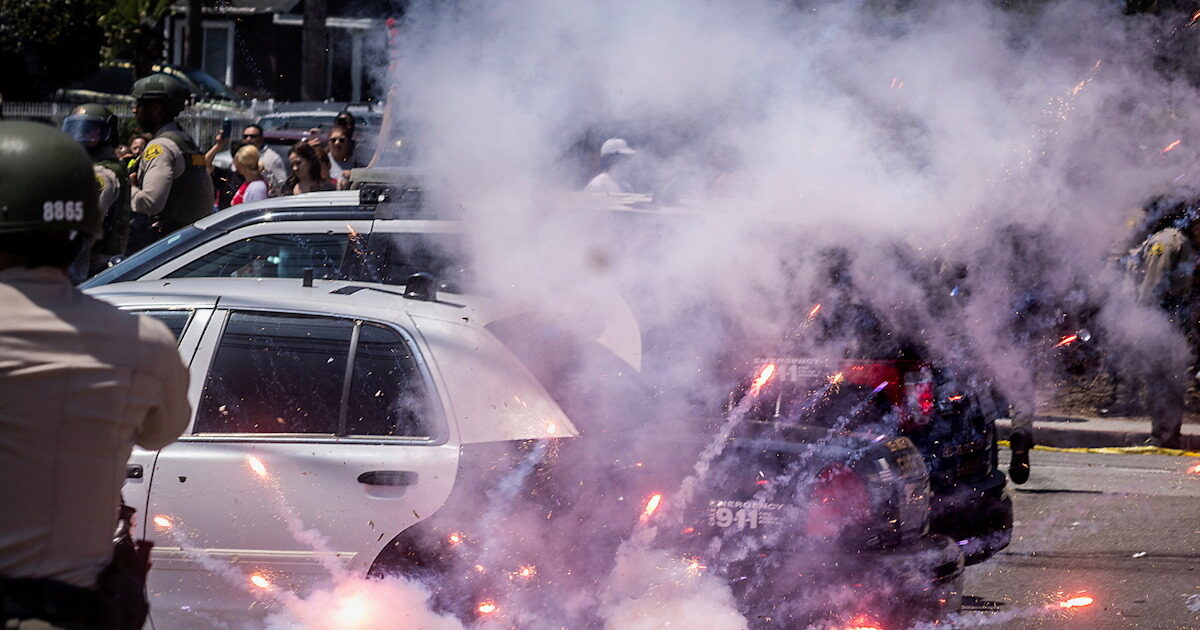 The Los Angeles Flashing: Rebellion Against Trump for Migrant Arrest – The Chaos with Episodes Through Shocking Pictures