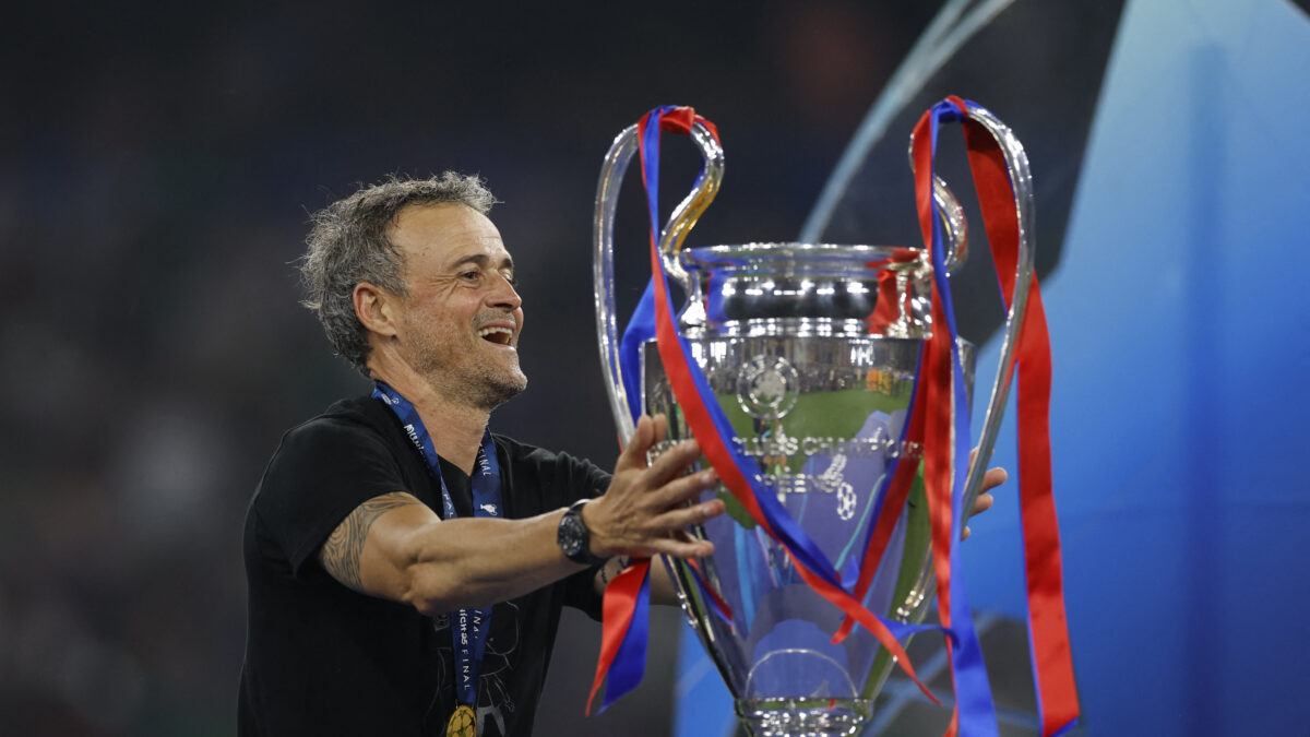 Ο Λουίς Ενρίκε με το τρόπαιο του Champions League