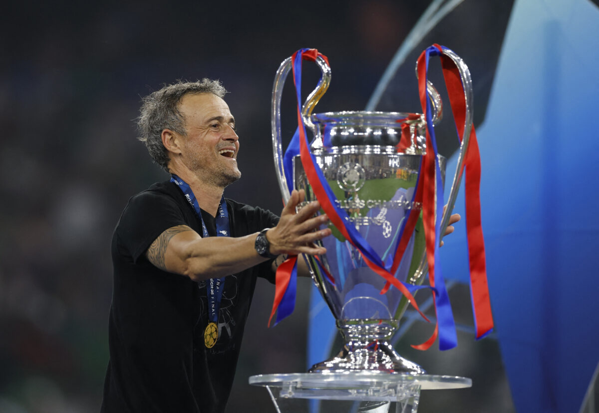 Ο Λουίς Ενρίκε με το τρόπαιο του Champions League