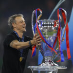 Ο Λουίς Ενρίκε με το τρόπαιο του Champions League