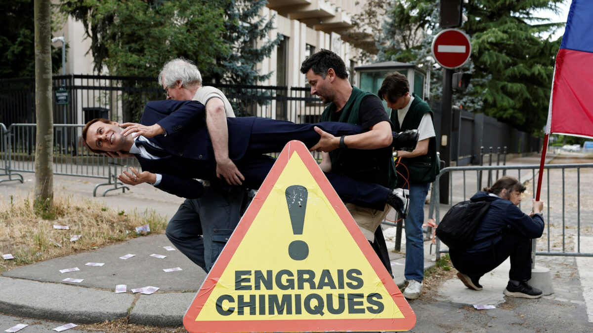 Το κέρινο άγαλμα του Εμανουέλ Μακρόν στα χέρια της Greenpeace