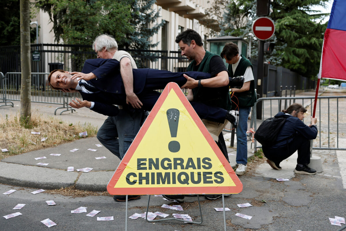 Το κέρινο άγαλμα του Εμανουέλ Μακρόν στα χέρια της Greenpeace