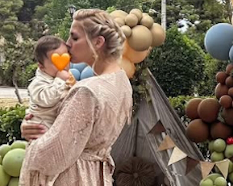 Η Μαντώ Γαστεράτου βάφτισε τον 7 μηνών γιο της – Το φωτογραφικό άλμπουμ από το μυστήριο