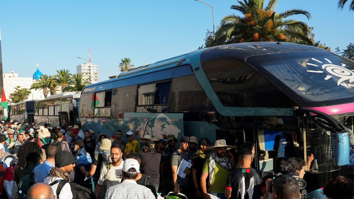 Πλήθος κόσμου στην Τυνησία συμμετέχει στη χερσαία αποστολή για τη Γάζα και να ζητήσουν το τέλος της σύγκρουσης στην περιοχή