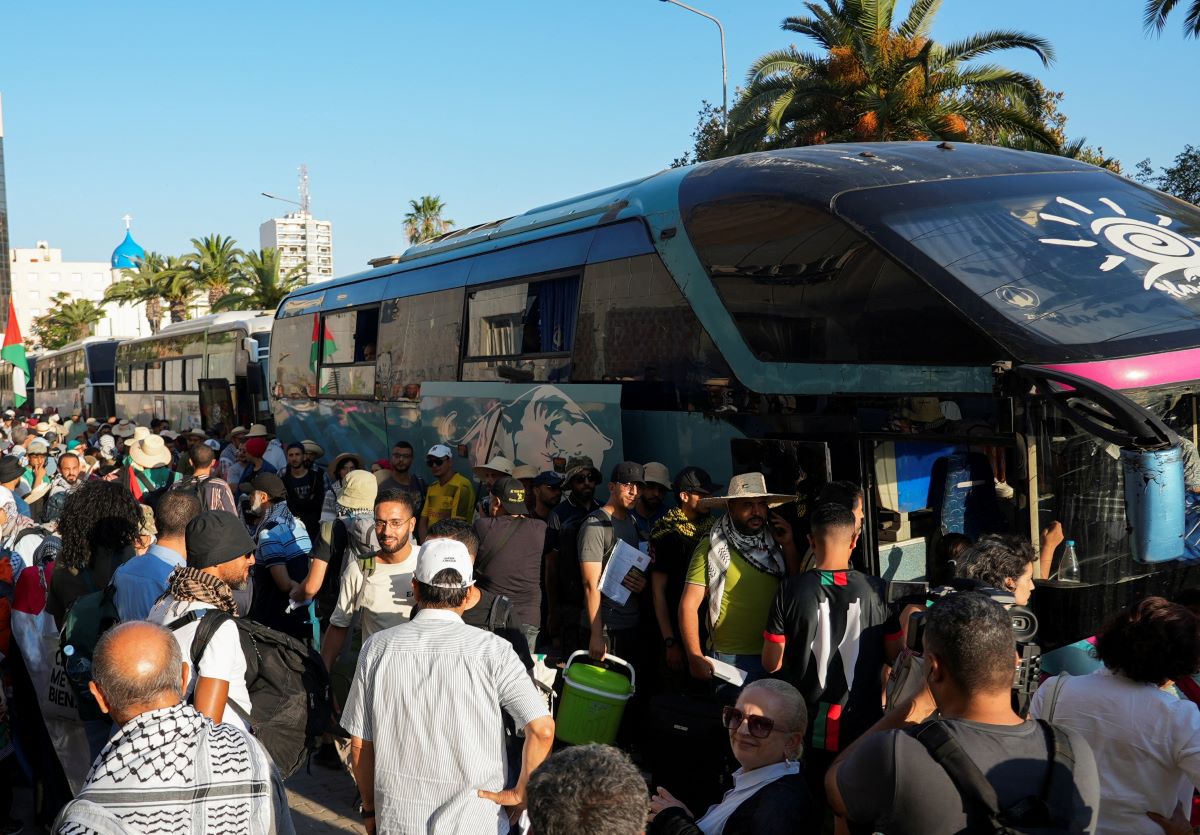 Πλήθος κόσμου στην Τυνησία συμμετέχει στη χερσαία αποστολή για τη Γάζα και να ζητήσουν το τέλος της σύγκρουσης στην περιοχή