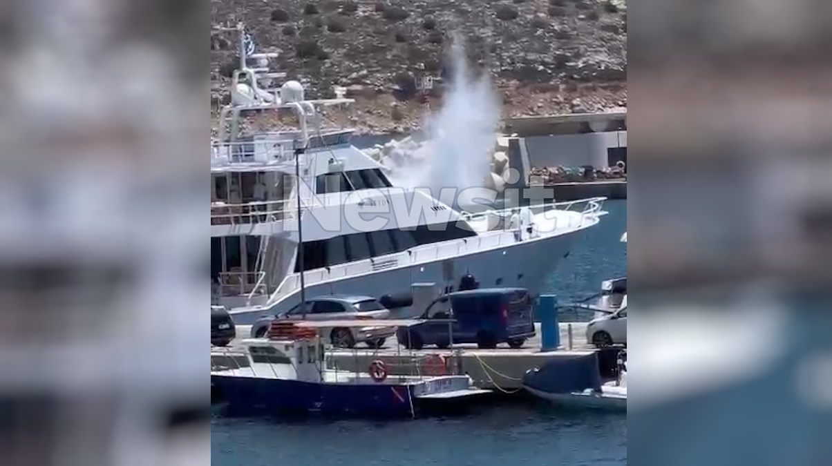 Η στιγμή που το ελικόπτερο βυθίζεται στη θάλασσα της Βουλιαγμένης