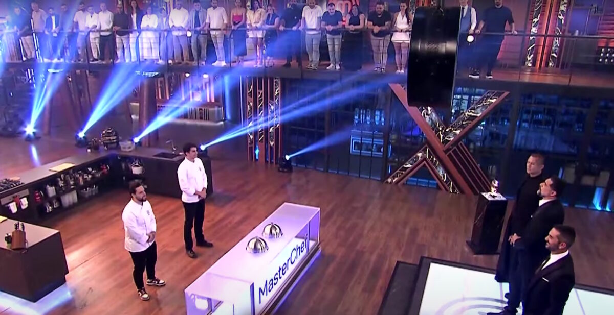 Οι δύο φιναλίστ του MasterChef 2025, Λευτέρης Πέτρου (αριστερά) και Νέστορας Νέστορας (δεξιά) απέναντι από τους κριτές