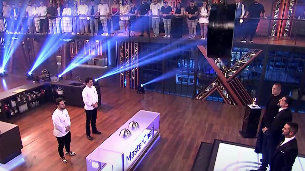 Οι δύο φιναλίστ του MasterChef 2025, Λευτέρης Πέτρου (αριστερά) και Νέστορας Νέστορας (δεξιά) απέναντι από τους κριτές