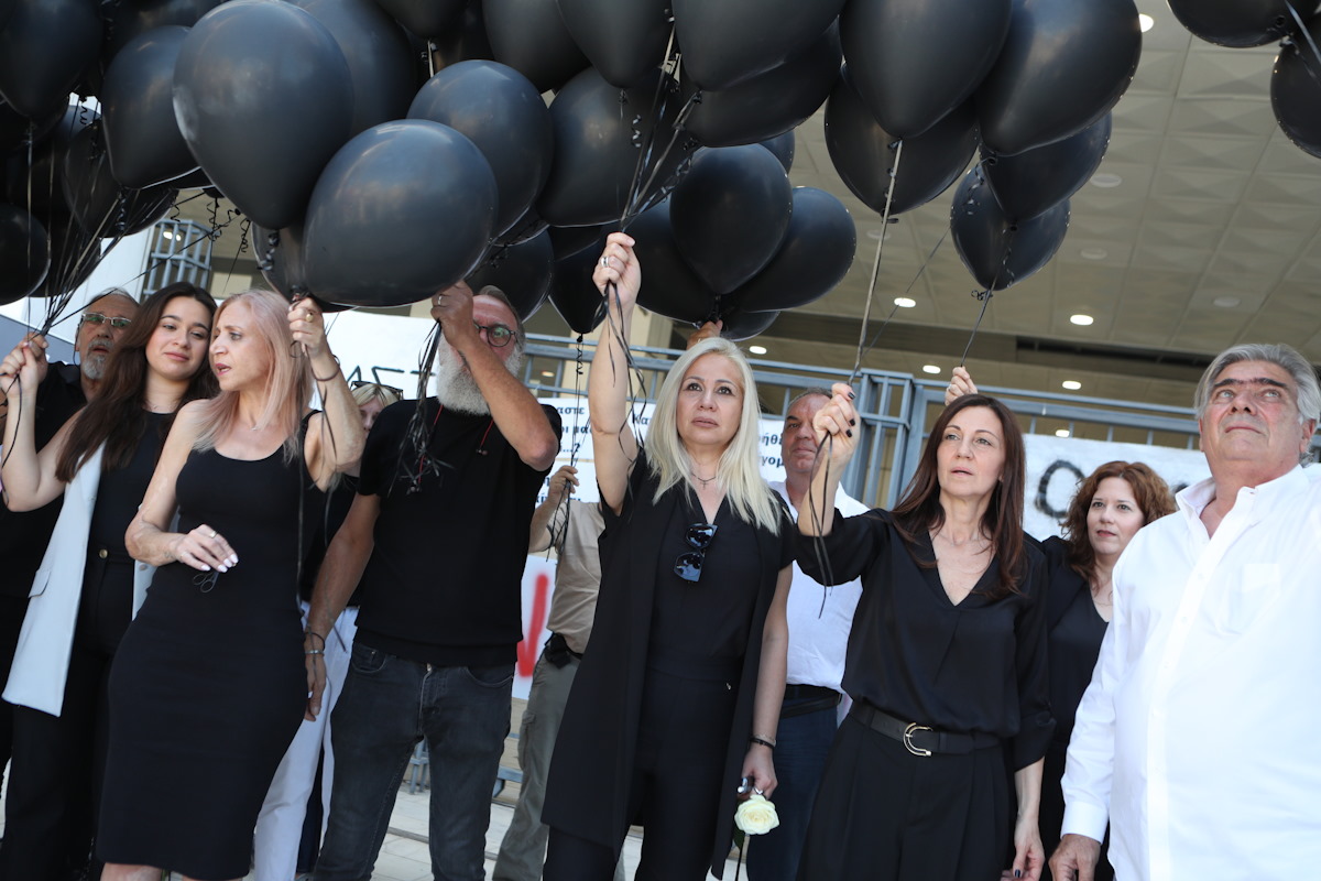 Συγγενείς αφήνουν μπαλόνια στον ουρανό στη μνήμη των θυμάτων στο Μάτι