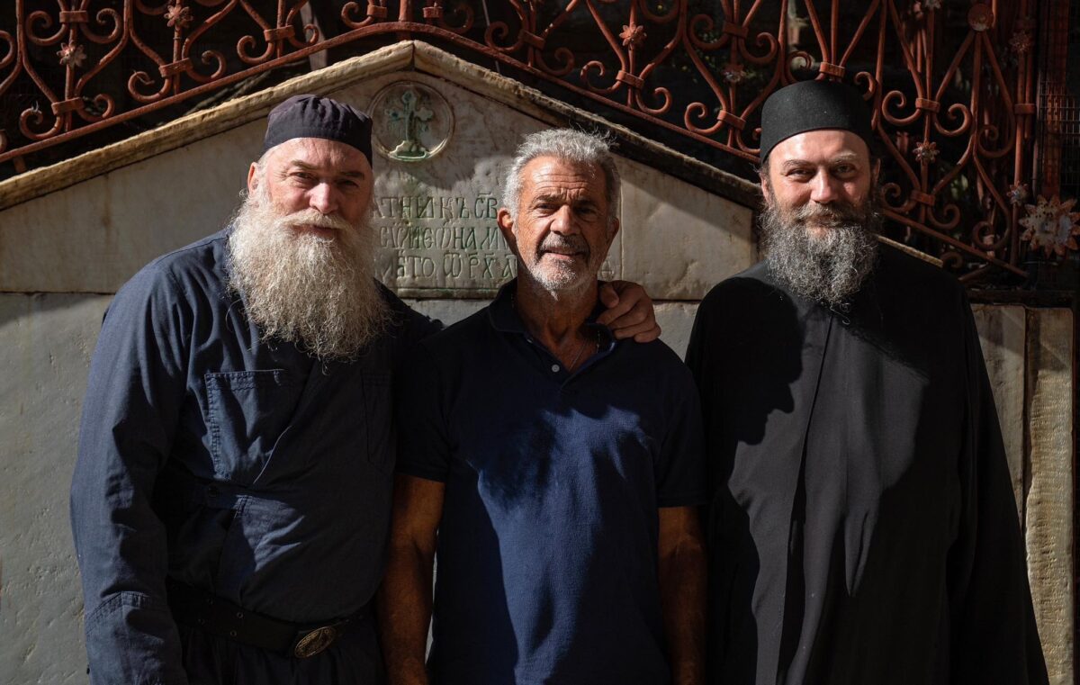 Ο Μελ Γκίμπσον μαζί με μοναχούς της Μονής Χιλανδαρίου