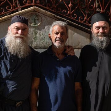 Ο Μελ Γκίμπσον μαζί με μοναχούς της Μονής Χιλανδαρίου