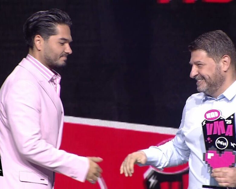 Mad Video Music Awards 2025: Oι Melisses παρέλαβαν το βραβείο τους από τον Νίκο Χαρδαλιά
