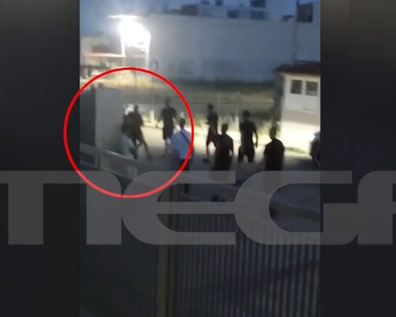 Άγρια συμπλοκή ανηλίκων στο Μενίδι – Σοκαριστικές εικόνες έξω από δημοτικό σχολείο