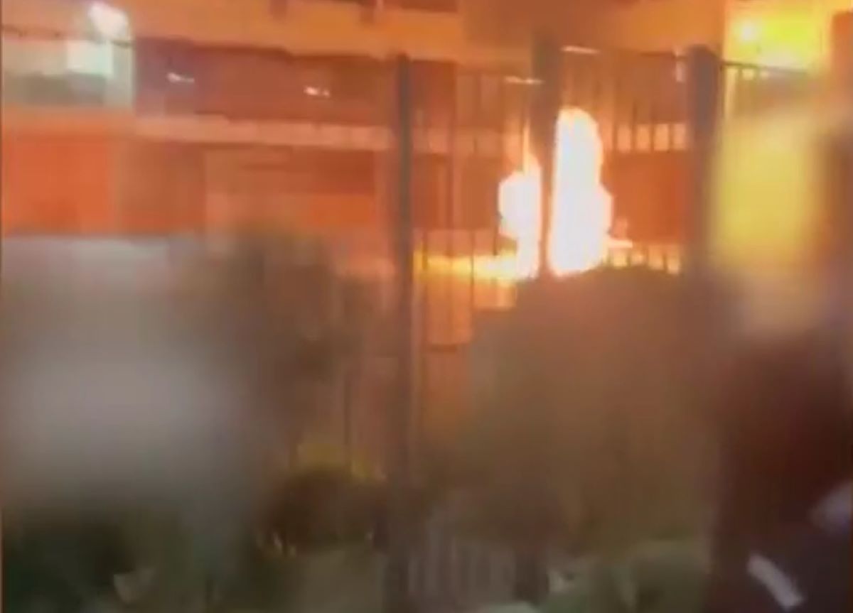 Στις φλόγες το σχολείο στο Μενίδι