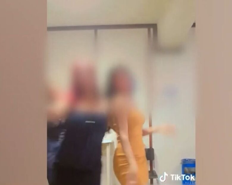 Γλέντι με τσιφτετέλια στην Αστυνομική Διεύθυνση Μεσσηνίας – «Δεν ήταν κρατούμενοι, διατάχθηκε ΕΔΕ» απαντούν