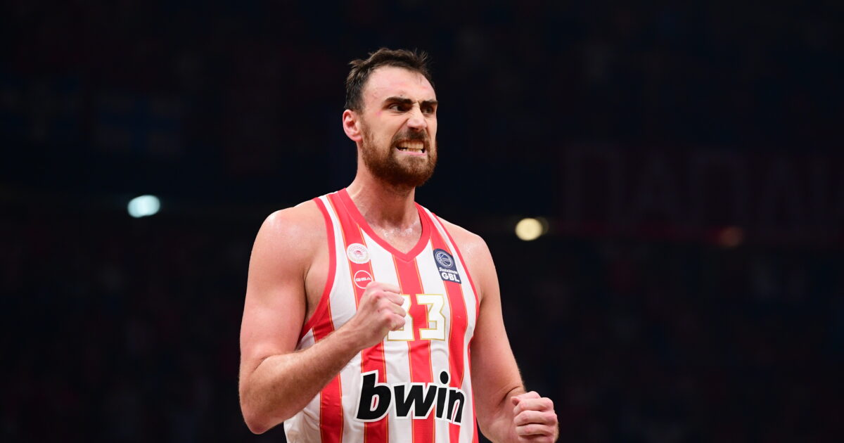 Nikola Milutinov stays at Olympiacos after Rlanins Angelopoulos