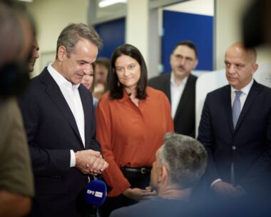 Ο Κυριάκος Μητσοτάκης και η Νίκη Κεραμέως στο ΚΕΠΑ Γαλατσίου