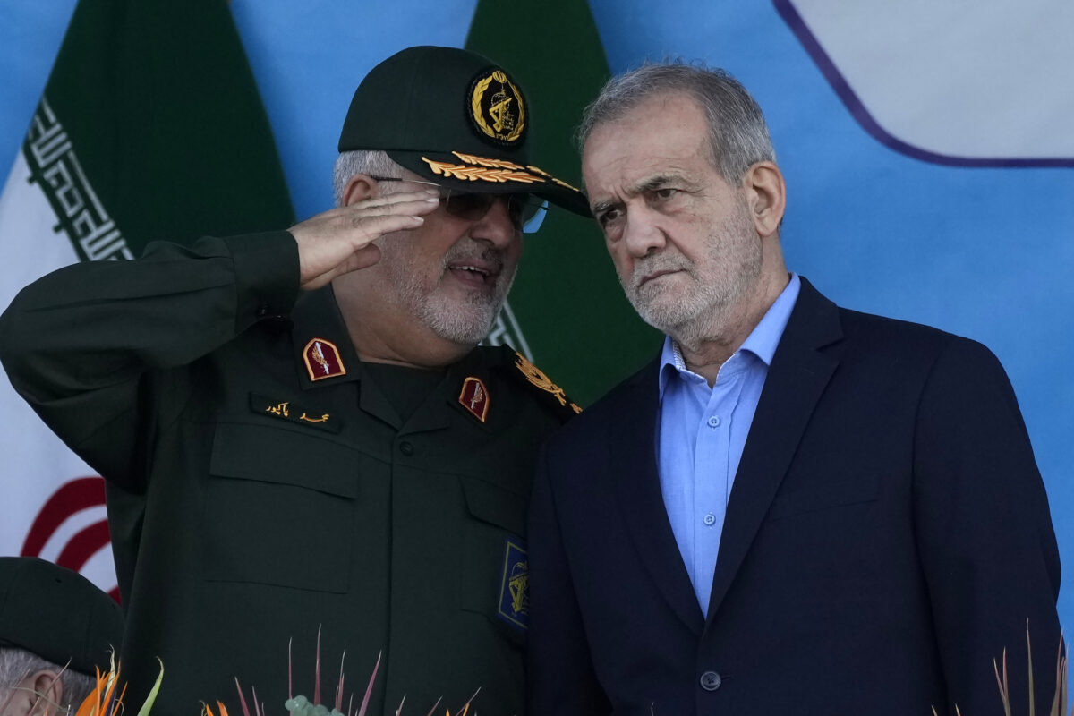 Ο ταξίαρχος Μοχάμαντ Πακπούρ (αριστερά) είναι ο νέος αρχηγός των Φρουρών της Επανάστασης
