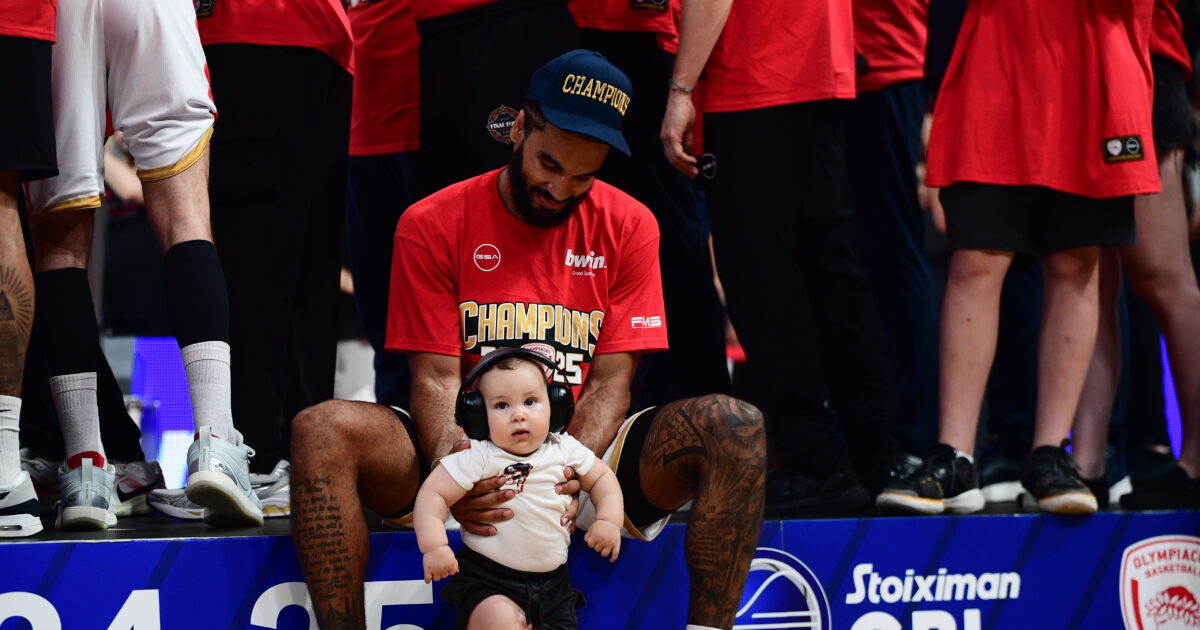 Olympiacos players celebrated with their children to win the league