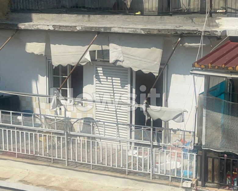Θεσσαλονίκη: «Ψάχναμε με φακούς, οι γονείς δεν μας άνοιγαν, δεν ξέραμε τι θα αντικρίσουμε» λέει ο αστυνομικός που βρήκε το μωρό στο μπαλκόνι
