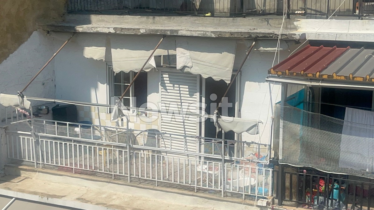 Το μπαλκόνι στο οποίο παράτησαν το μωρό οι γονείς του