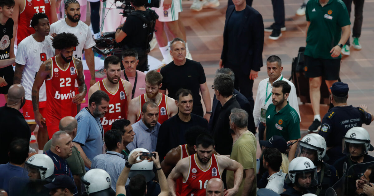 Panathinaikos – Olympiacos: George Bartzokas avoided marginally object that was thrown at him from the OAKA stand