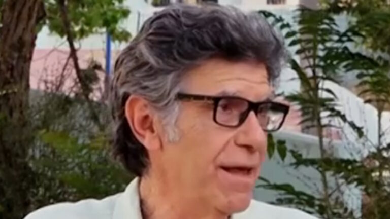 Ο Γιάννης Μπέζος κατά τη διάρκεια της συνέντευξης