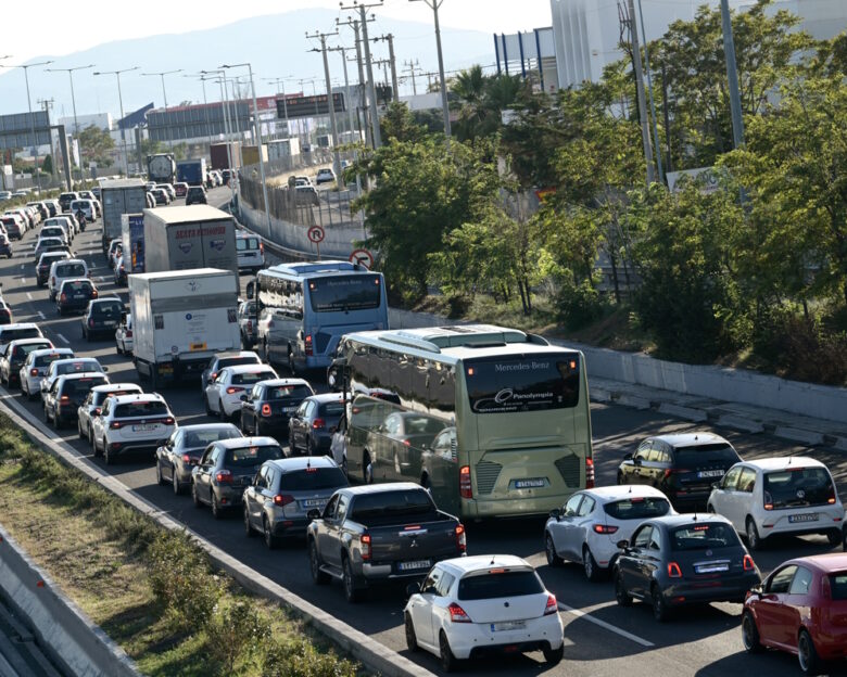 Ακινητοποιημένο φορτηγό στην Αθηνών – Λαμίας: Μποτιλιάρισμα στην άνοδο στο ύψος της Αττικής Οδού
