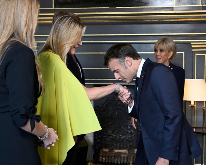 Σύνοδος ΝΑΤΟ: Ο εντυπωσιασμένος Τραμπ, το χειροφίλημα Μακρόν, ο Ζελένσκι με πολιτικά – Το δείπνο στο παλάτι