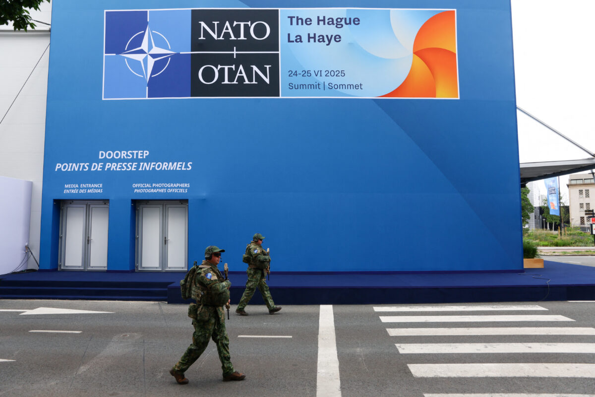 Μέλη του στρατού στον τόπο διεξαγωγής της συνόδου κορυφής του ΝΑΤΟ
