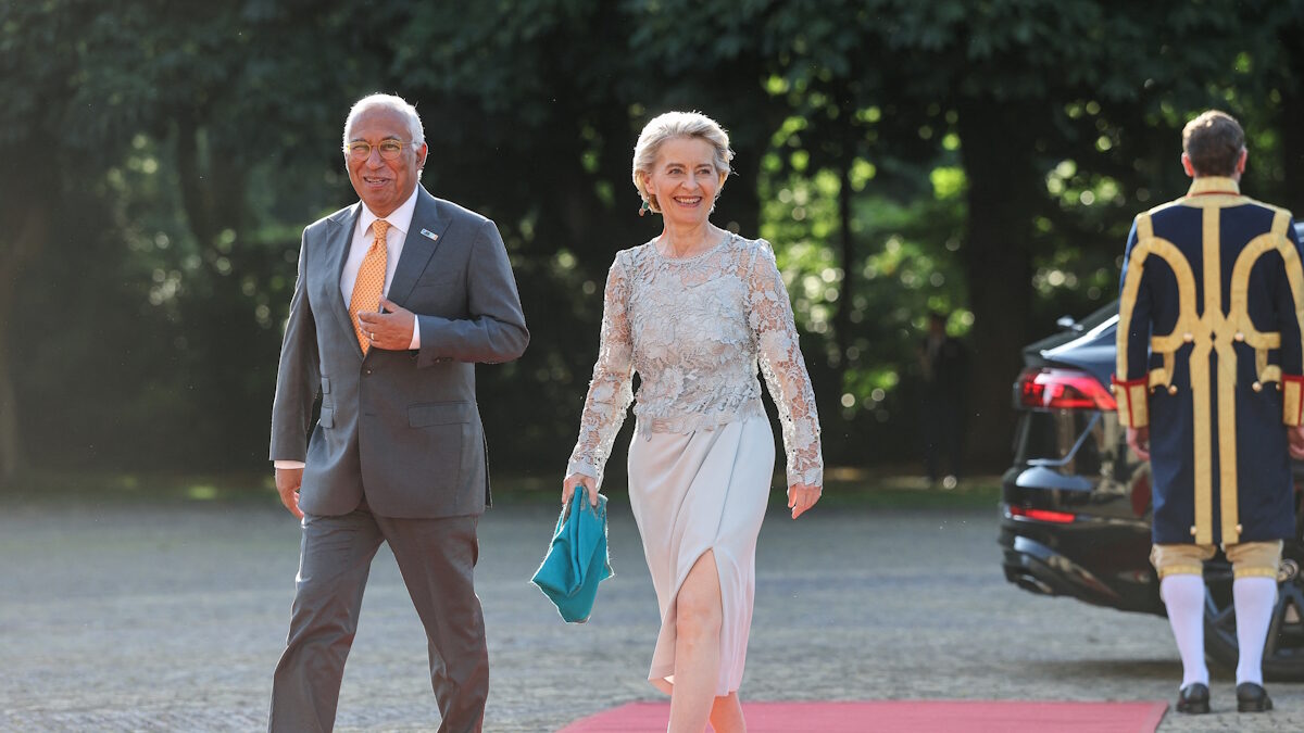 Η Πρόεδρος της Ευρωπαϊκής Επιτροπής Ursula von der Leyen με «σκιστό» φόρεμα και ο Πρόεδρος του Ευρωπαϊκού Συμβουλίου Antonio Costa