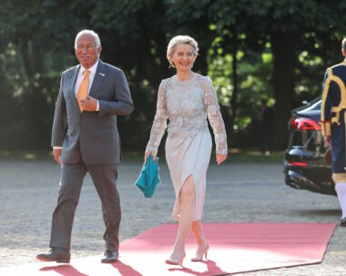 Η Πρόεδρος της Ευρωπαϊκής Επιτροπής Ursula von der Leyen με «σκιστό» φόρεμα και ο Πρόεδρος του Ευρωπαϊκού Συμβουλίου Antonio Costa