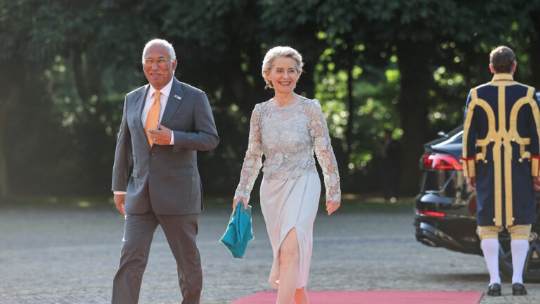 Η Πρόεδρος της Ευρωπαϊκής Επιτροπής Ursula von der Leyen με «σκιστό» φόρεμα και ο Πρόεδρος του Ευρωπαϊκού Συμβουλίου Antonio Costa