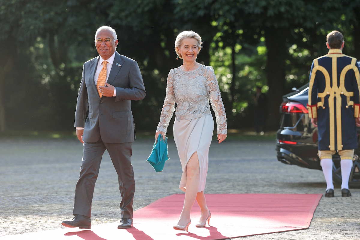 Η Πρόεδρος της Ευρωπαϊκής Επιτροπής Ursula von der Leyen με «σκιστό» φόρεμα και ο Πρόεδρος του Ευρωπαϊκού Συμβουλίου Antonio Costa