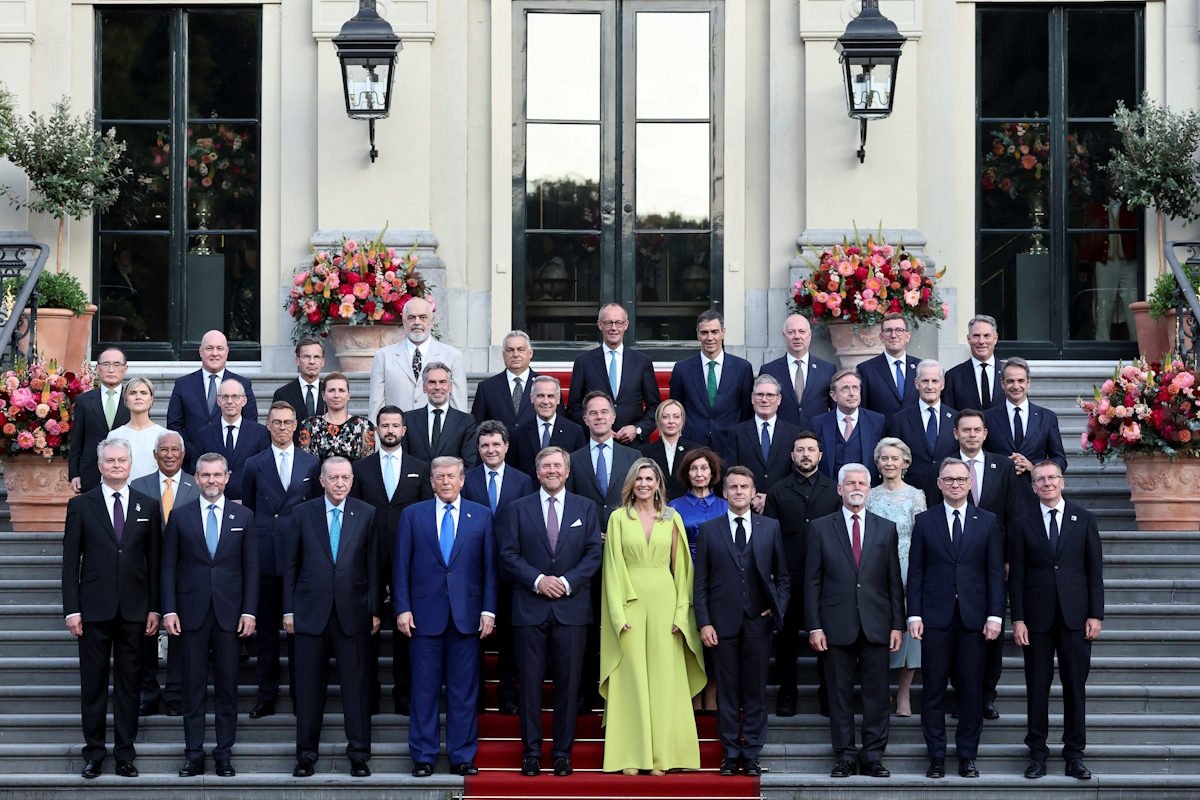 Η ομαδική φωτογραφία των ηγετών των χωρών μελών του ΝΑΤΟ στη Χάγη