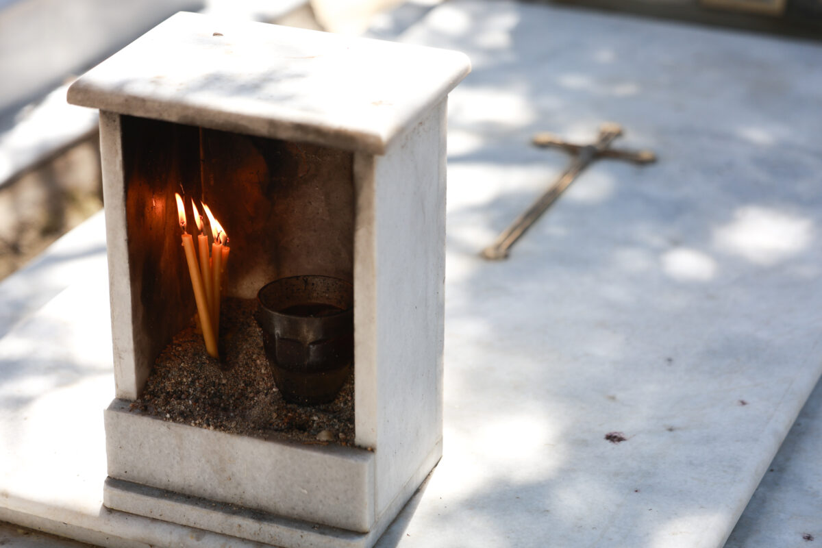 καντήλι νεκροταφείου