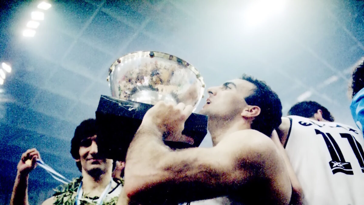 Ο Νίκος Γκάλης με το τρόπαιο του Eurobasket 1987 (ΦΩΤΟ Eurokinissi)